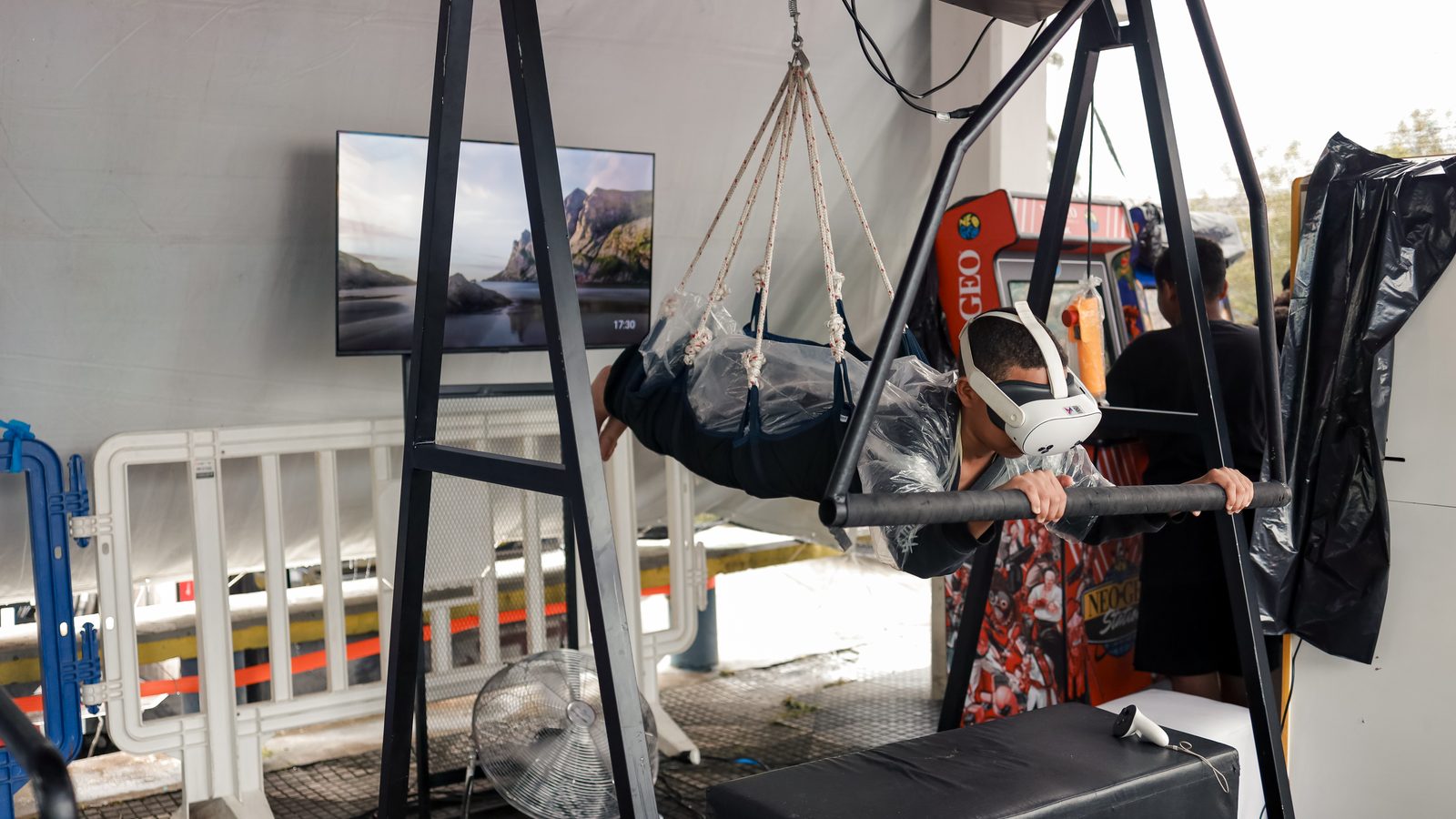 Criança com óculos de realidade virtual no simulador de voo