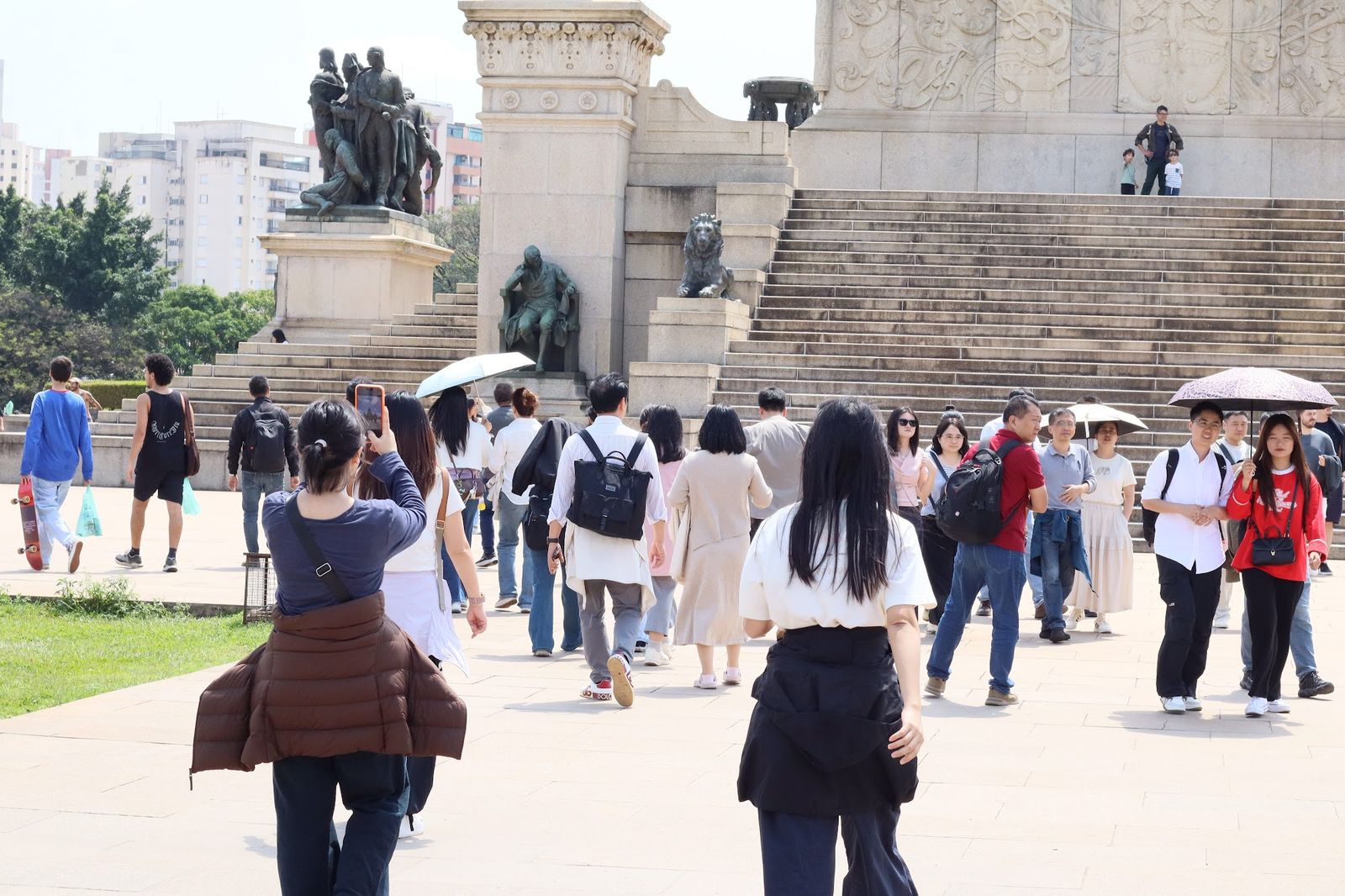 Público circulando em frente ao Monumento à Independência